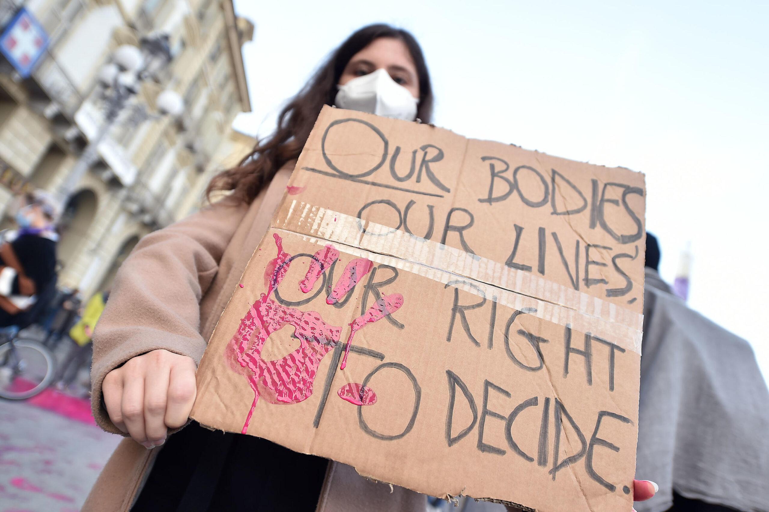 Torino, parla una donna che ha provato la stanza anti-aborto: “Vittima di violenza psicologica. Da allora sono una femminista militante”