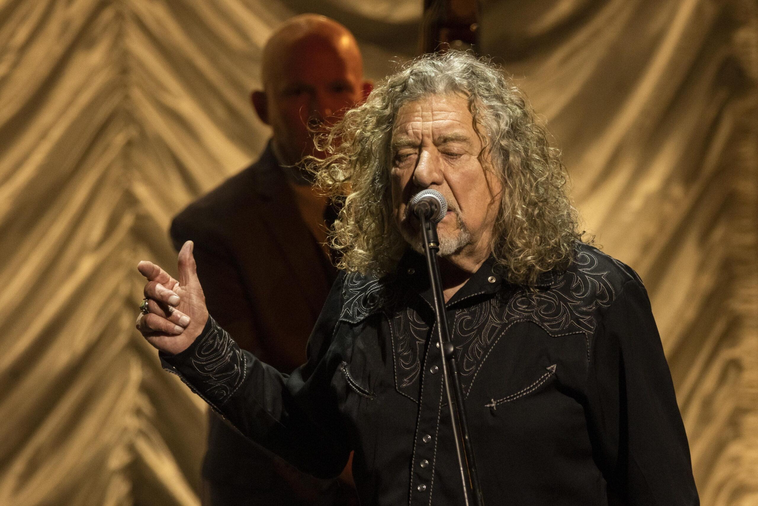 Robert Plant incanta Bari e si prepara per altri tre concerti: tutte le date italiane del 2023 e la scaletta