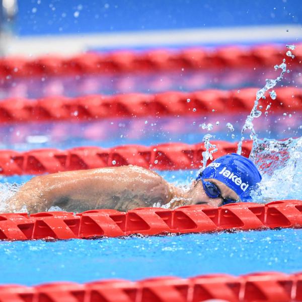 Nuoto, l’Italia conquista il pass olimpico nella staffetta mista dei 4×100 misti: decisiva la semifinale del Mondiale di Doha