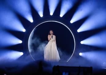 Eurovision 2024, la cantante israeliana Eden Golan sommersa dai fischi durante la finale a Malmoe | VIDEO