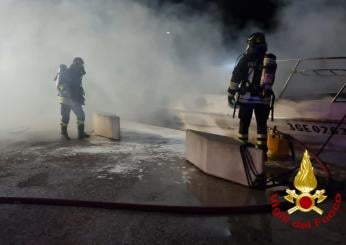 Roma, incendio in un cantiere nautico di Fiumicino: in fiamme quattro barche a Isola Sacra, nessun ferito