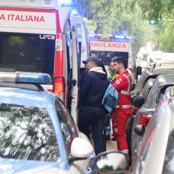 Roma, accoltellamento in un condominio a Colleferro: 38enne ferito alla gola e all’addome da un 62enne, è grave