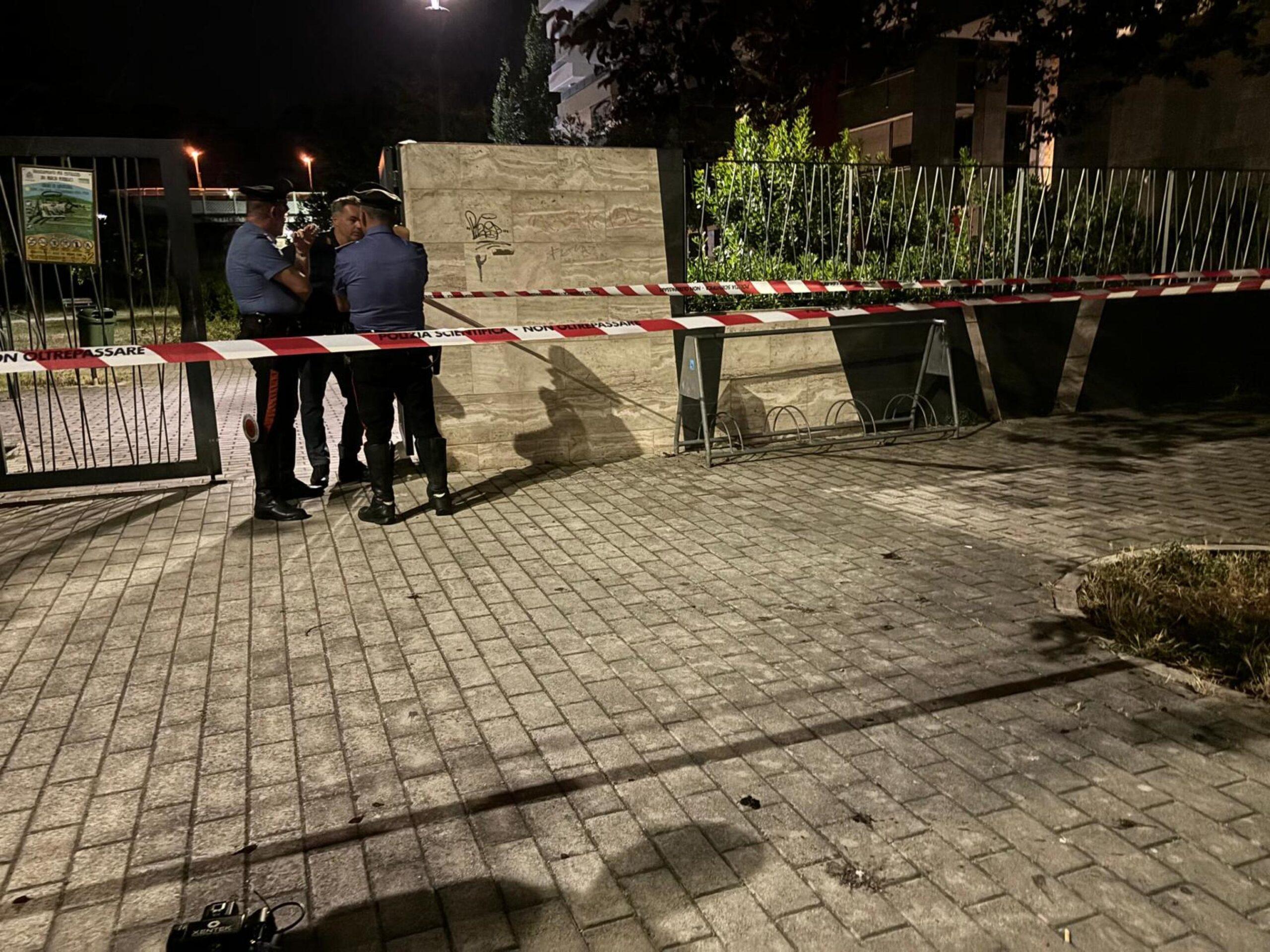 Pescara, ragazzo di 16 anni trovato morto in un parco. Fermati per omicidio due minorenni: uno è figlio di un avvocato, l’altro di un carabiniere