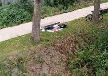 Perché Thomas Ceccon dorme nel parco del villaggio olimpico di Parigi? Virali le immagini del nuotatore italiano