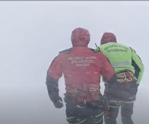 Alpinisti dispersi sul Gran Sasso, soccorsi bloccati dal maltempo: si teme per Luca e Cristian