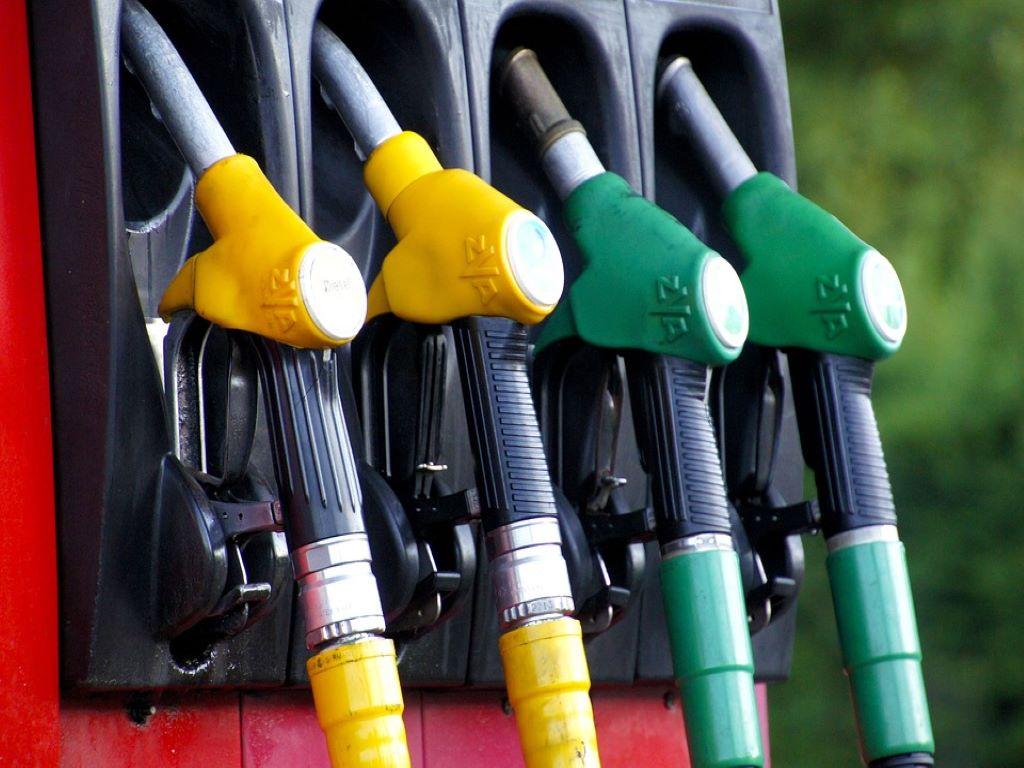 Stangata benzina e diesel, al via l’accisa mobile: cosa cambia e per chi