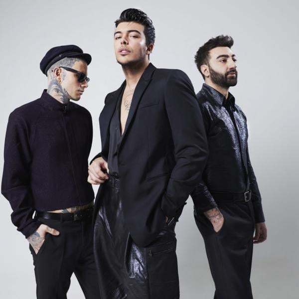 The Kolors a Sanremo 2024: “Maria De Filippi è la mamma di questo progetto”. Svelato il significato di “Un ragazzo una ragazza”