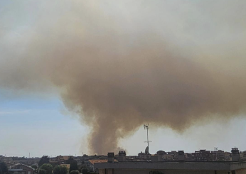 Roma, una serie di incendi fra Muratella e Massimina provoca un’alta colonna di fumo: cos’è successo?