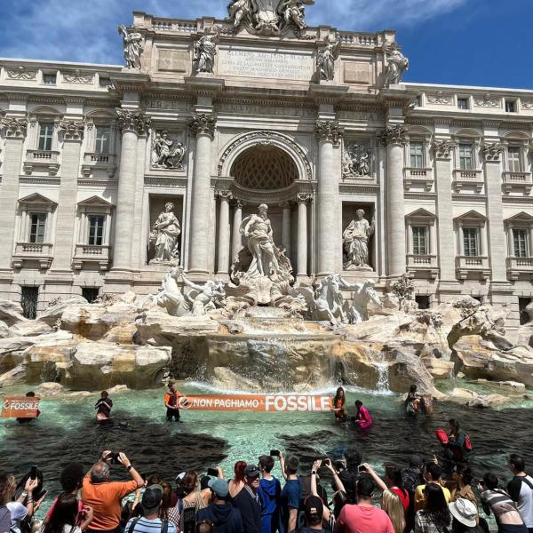 Blitz di Ultima Generazione e la Fontana di Trevi si fa nera. Sul posto anche il sindaco Gualtieri | VIDEO