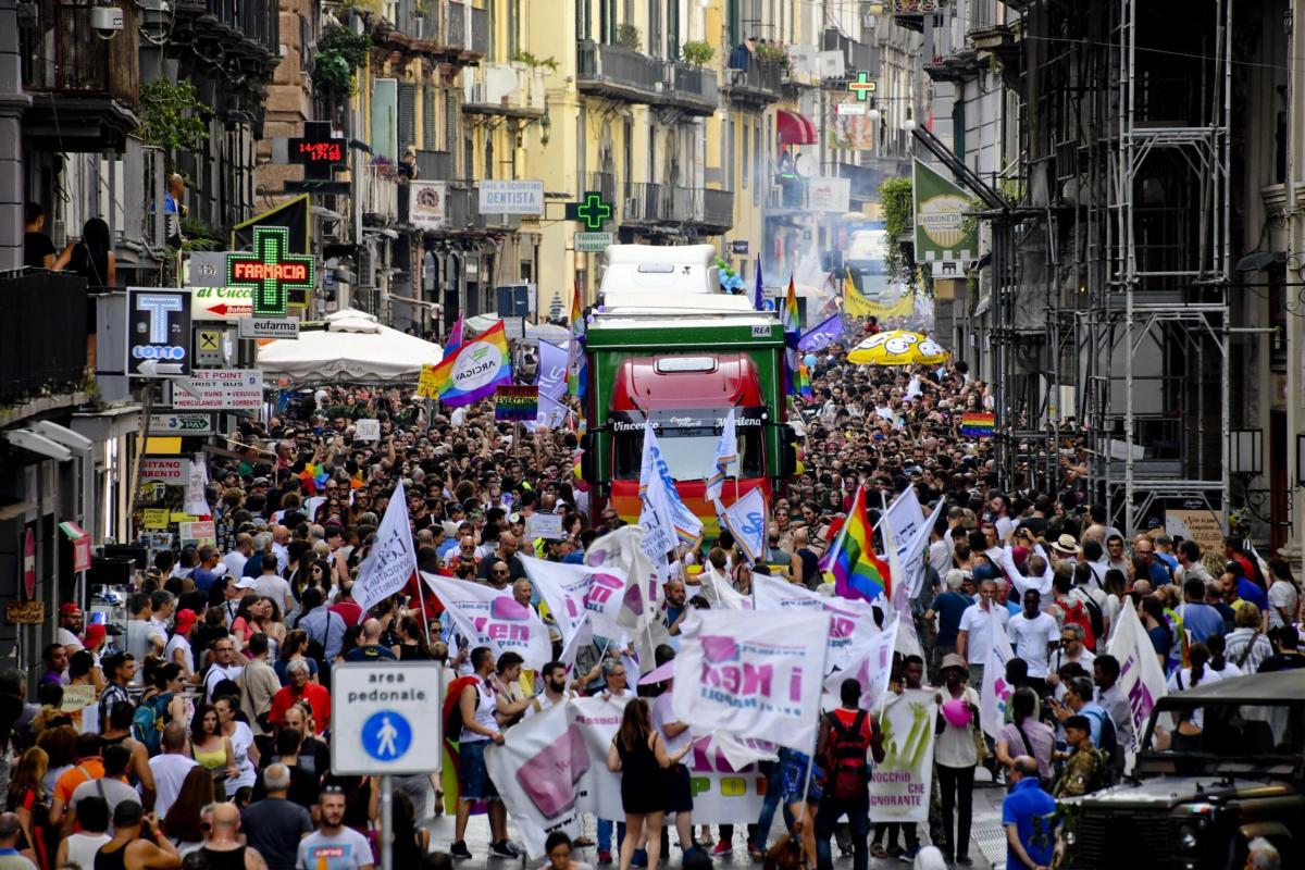 Napoli Pride 2023, oggi 1 luglio la parata: percorso, programma, strade chiuse e ospiti