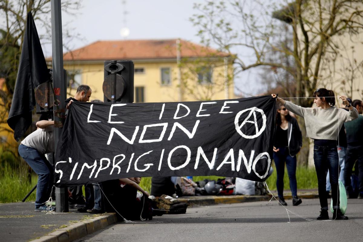 Arrestato un anarchico per la bomba davanti alla libreria a Firenze…