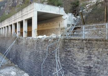 Vicenza, frana sulla SS47 all’altezza di Valbrenta: traffico in tilt, bloccata la ferrovia