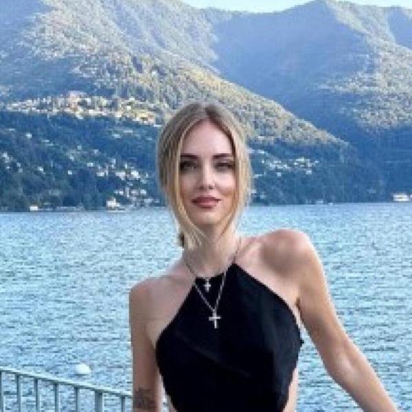 Chiara Ferragni a pranzo con un uomo misterioso: è uscito dal retro del locale