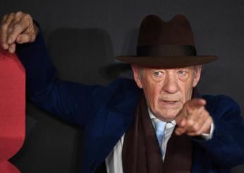 L’attore Ian Mckellen, famoso per il ruolo di Gandalf nel Signore degli Anelli, ricoverato dopo una caduta in teatro a Londra: ecco come sta