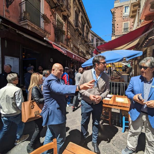 Elezioni Europee 2024, Bandecchi tra la gente a Catania: “La Sicilia è stupenda, ma è trattatta uno schifo, Alternativa Popolare può cambiare tutto questo”| VIDEO