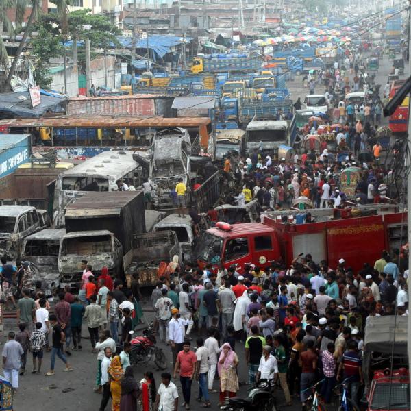 Bangladesh, qual è la situazione attuale? Sciolto il parlamento, si va verso un governo provvisorio. Gli studenti: “Il premio Nobel Yunus come premier”