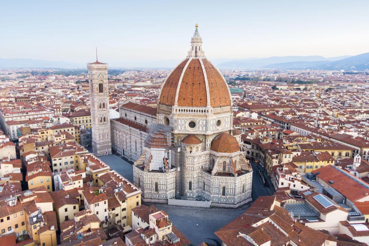 Firenze, in Piazza del Duomo il crollo di frammenti dalla cupola de…