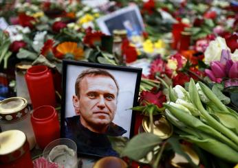 Navalny, in migliaia per i funerali a Mosca: la sepoltura ‘sotto sorveglianza’. La moglie Yulia: “Grazie per gli anni di felicità” | FOTO E VIDEO