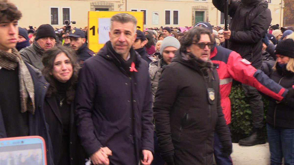 Funerali di Giulia Cecchettin, il discorso del papà Gino: “Insegniamo ai nostri figli il rispetto, il valore della sconfitta” | VIDEO