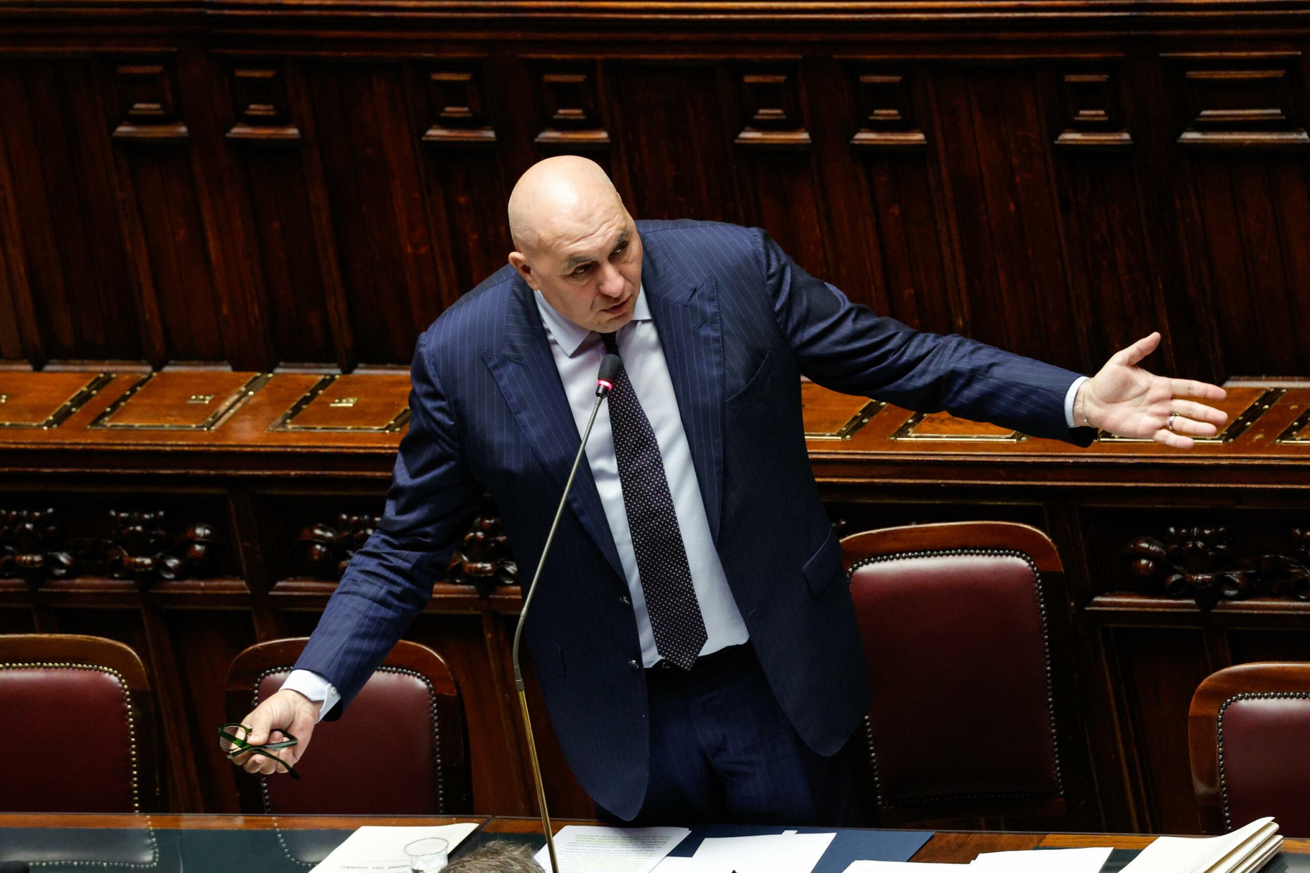 Il ministro della Difesa, Guido Crosetto, risponde alla Camera sulle sue dichiarazioni sulla magistratura