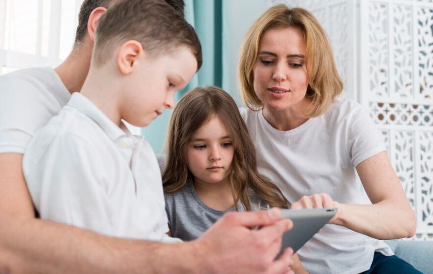 Parental control, quali sono le migliori App? Come attivare il controllo sul telefono dei figli e cosa si può bloccare? Ecco consigli utili