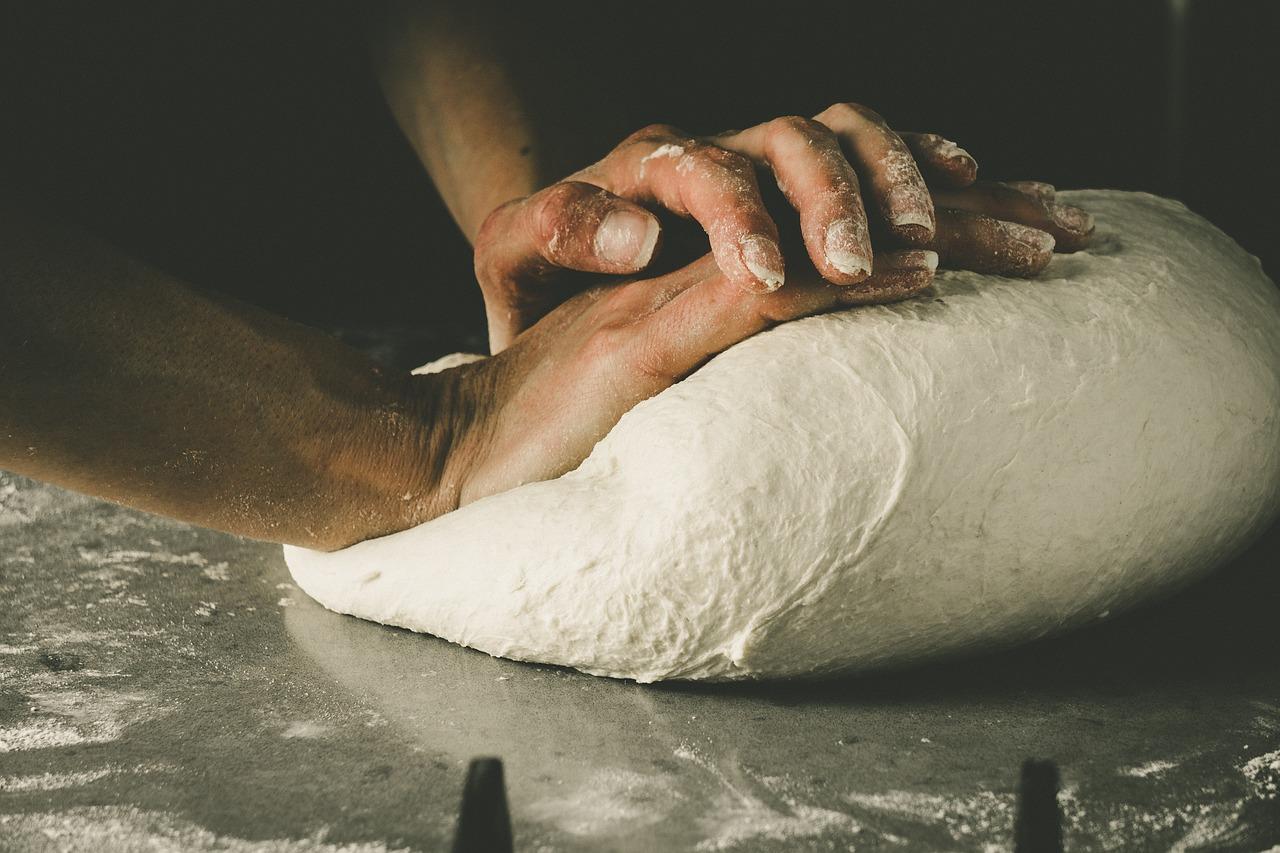 Come si fa la pizza di scarola napoletana