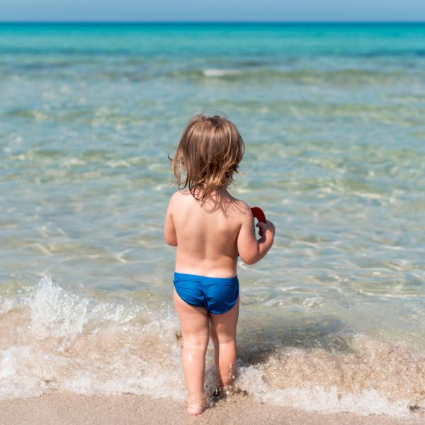 Posso portare il bambino con la tosse al mare? Rischi e benefici