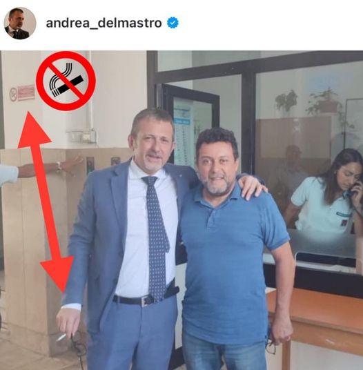 Delmastro con la sigaretta sotto al cartello ‘Vietato fumare’: perché sta facendo discutere la foto del sottosegretario alla Giustizia nel carcere di Brindisi