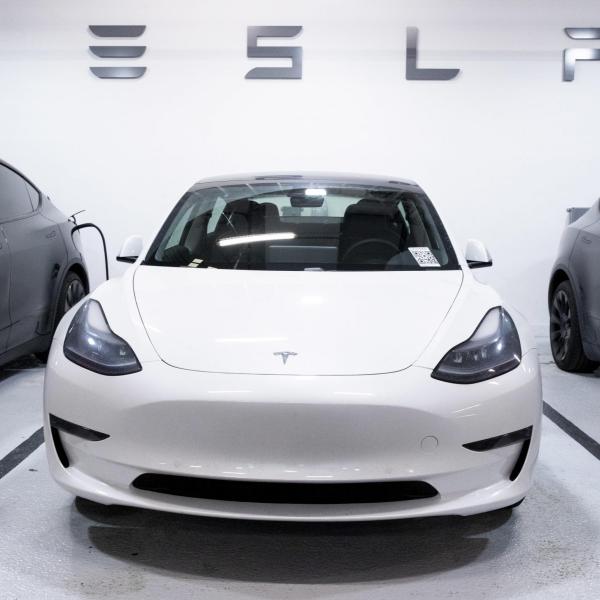 Tesla Model 3, stop agli ordini in Canada