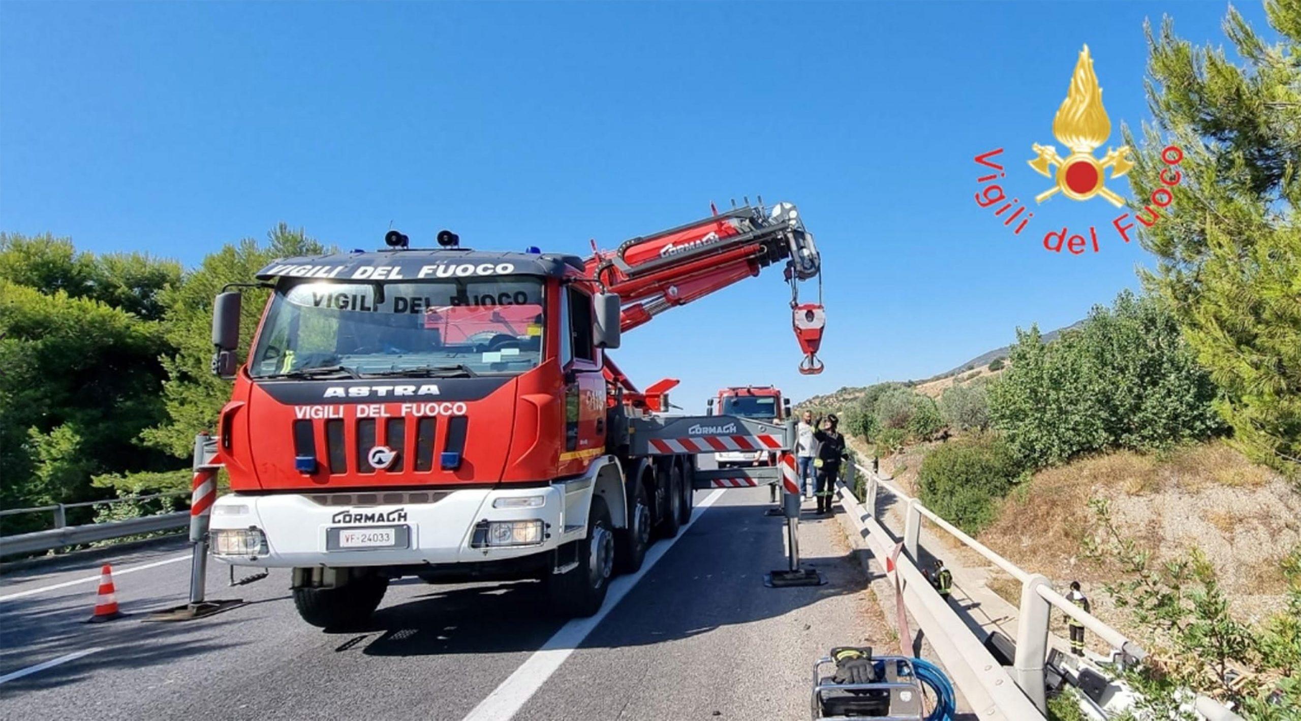 Brescia, autogrù si incastra sotto il ponte: ci vorranno mesi prima della riapertura