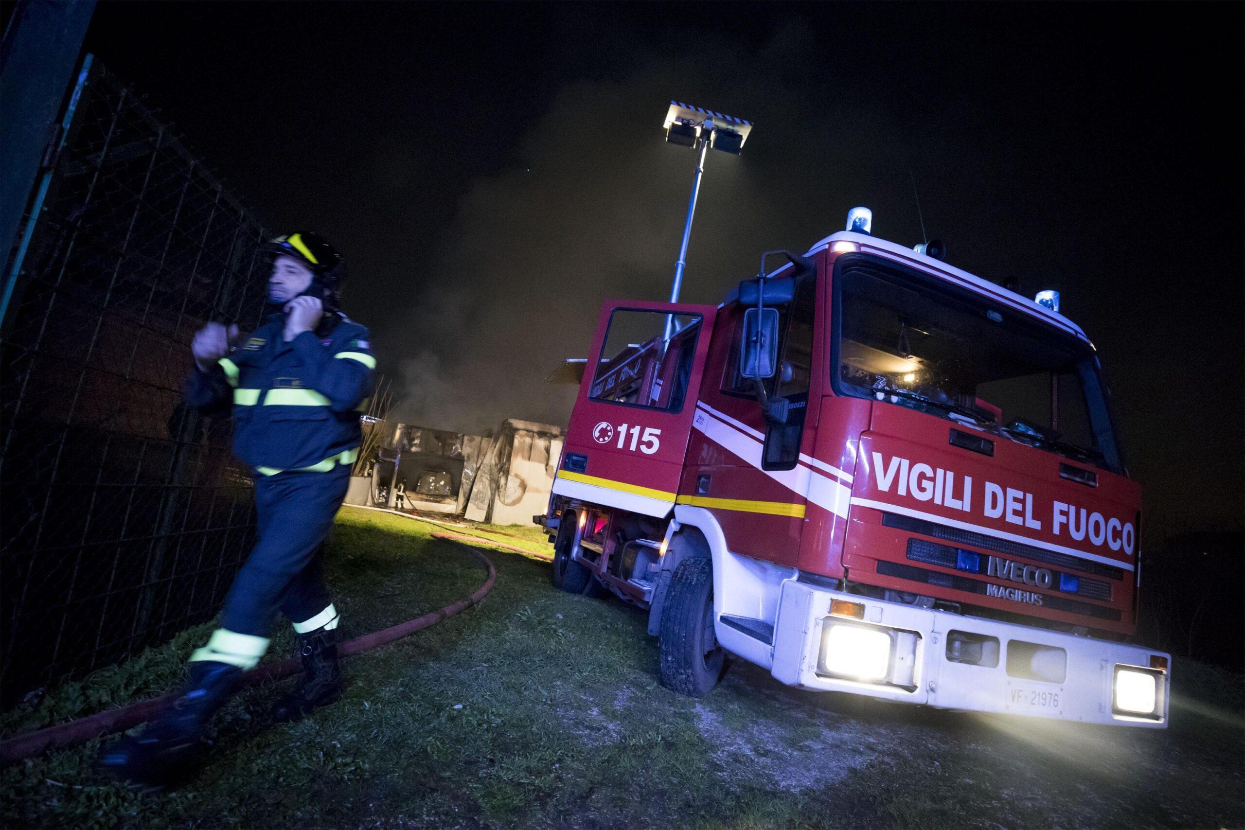 Incendio Piane di Falerone, evacuato un bar. Padrone del capannone trasportato all’ospedale