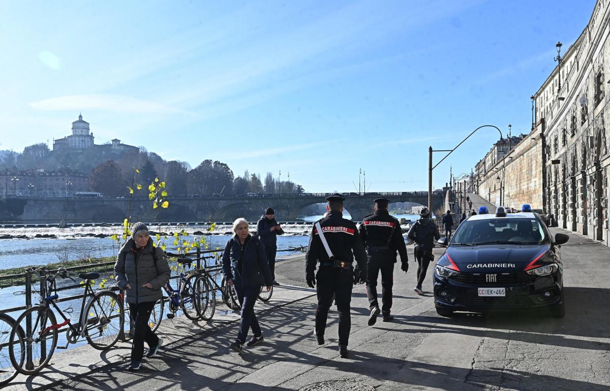 Torino, precipita da un palazzo in Piazza Castello: morto sul colpo