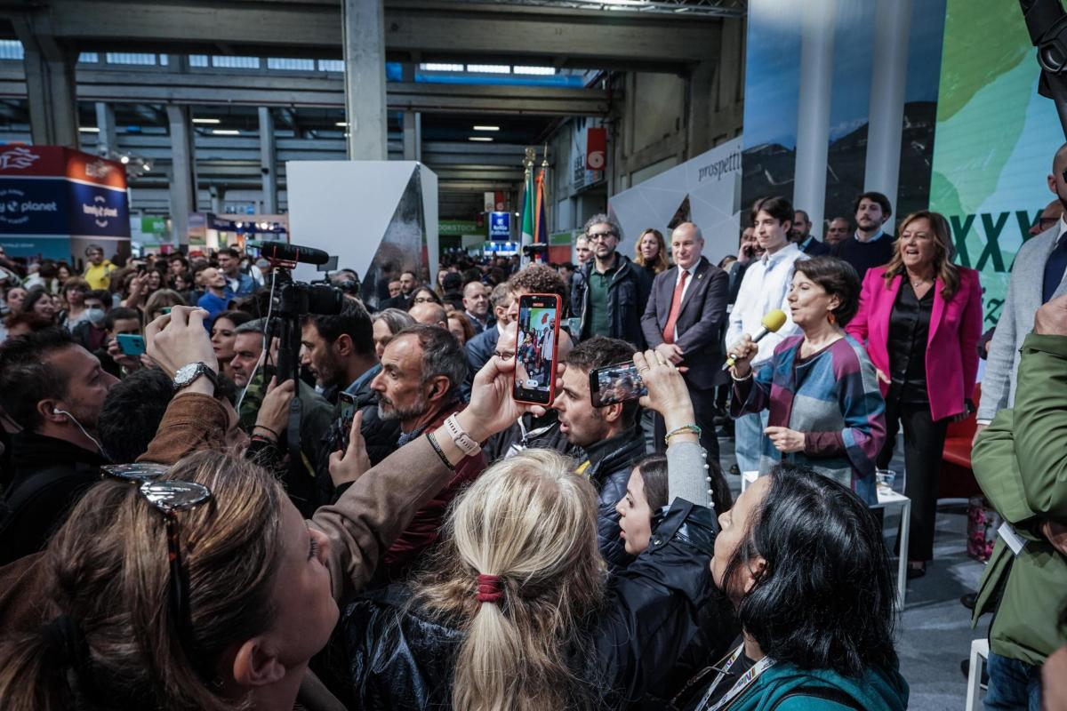 Contestata al Salone del Libro di Torino, la ministra Roccella risp…