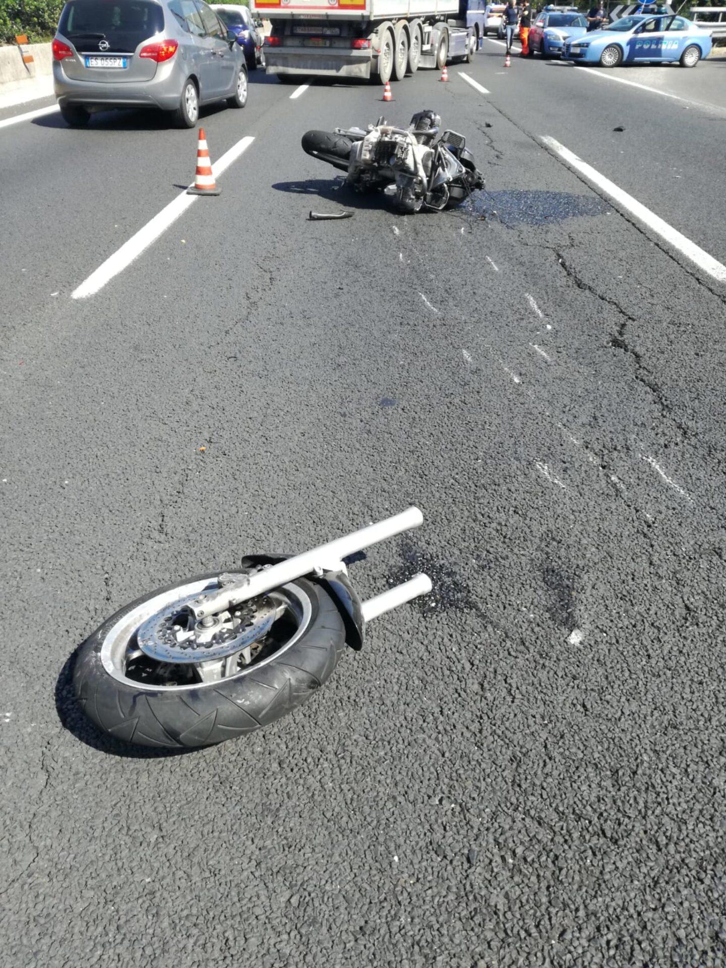 Treviso, incidente a Caerano San Marco, moto va fuori strada: morto giovane motociclista