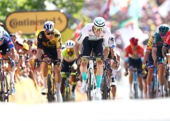 Tour de France, chiodi e puntine sulla strada: forate alcune gomme….