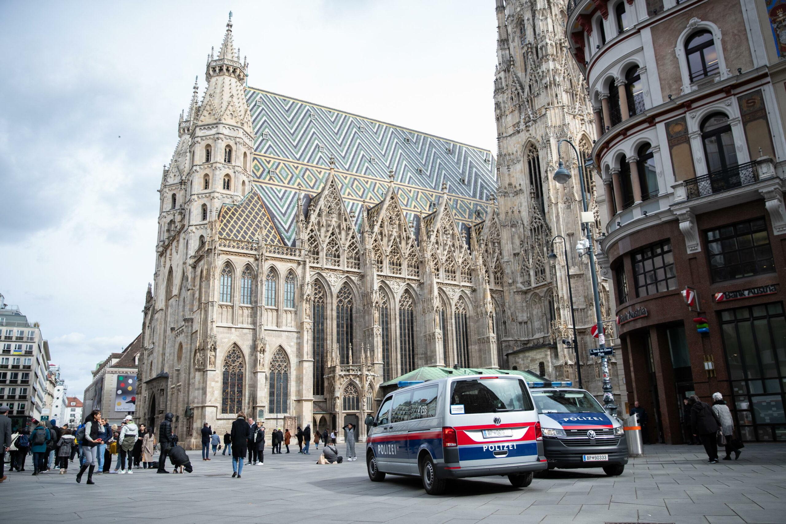 Terrorismo, allerta in Europa: “Cellula jihadista pianifica attacchi a Natale e Capodanno”. Arresti in Austria e Germania