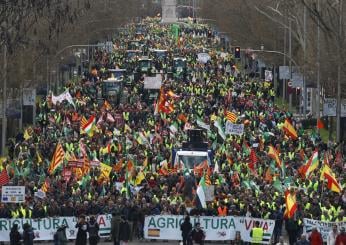 Spagna, protesta degli agricoltori entra nella terza settimana: migliaia in strada a Madrid