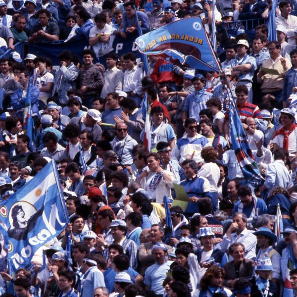 Il Napoli si rifà il look: cambia il logo, addio alla classica colorazione azzurra