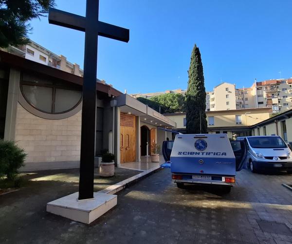 Neonato trovato nella culla termica di una chiesa a Bari, l’autopsia conferma: “Morto per il freddo”