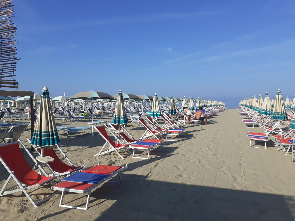 Concessioni balneari scadute, cosa sta succedendo sulle spiagge italiane? Biagini (Mare Libero): “Sono un bene pubblico gratuito. Facciamo valere il nostro diritto di piantare l’ombrellone ovunque”