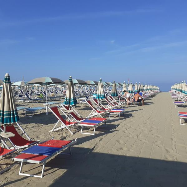 Concessioni balneari scadute, cosa sta succedendo sulle spiagge italiane? Biagini (Mare Libero): “Sono un bene pubblico gratuito. Facciamo valere il nostro diritto di piantare l’ombrellone ovunque”