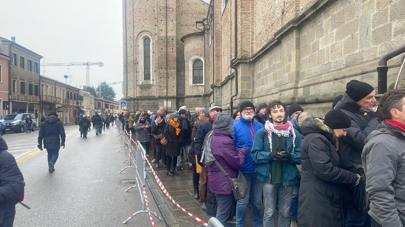 Coda dei cittadini per entrare nella Basilica di Santa Giustina a Padova