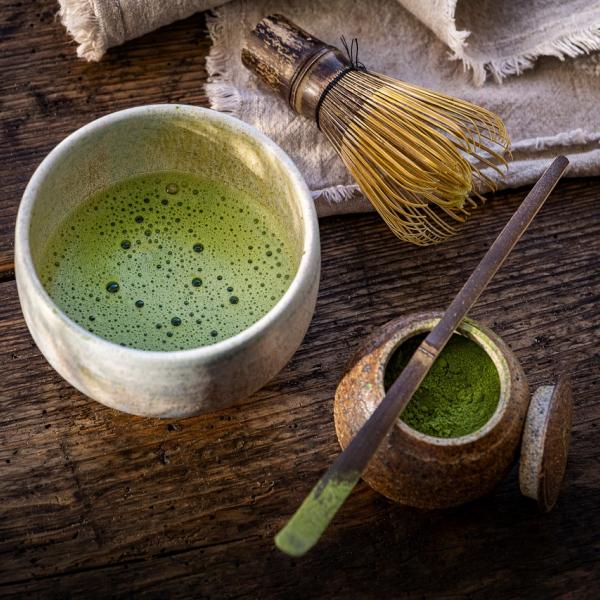 Tè Matcha: cos’è, quali sono i benefici e gli usi di questa bevanda giapponese