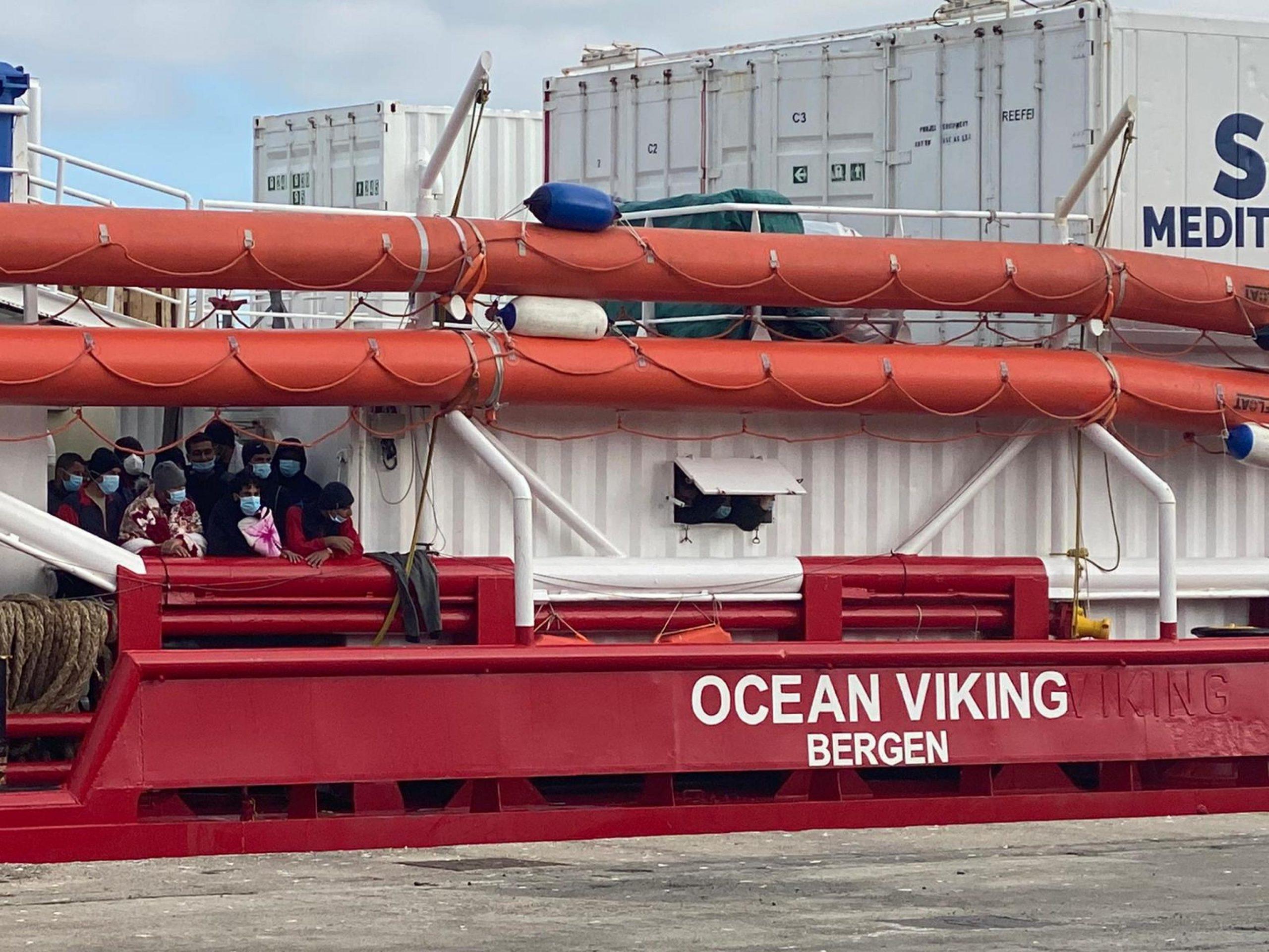 Oltre mille migranti a bordo delle ong Ocean Viking e Geo in attesa di sbarcare in Italia. Oltre 300 sono minori