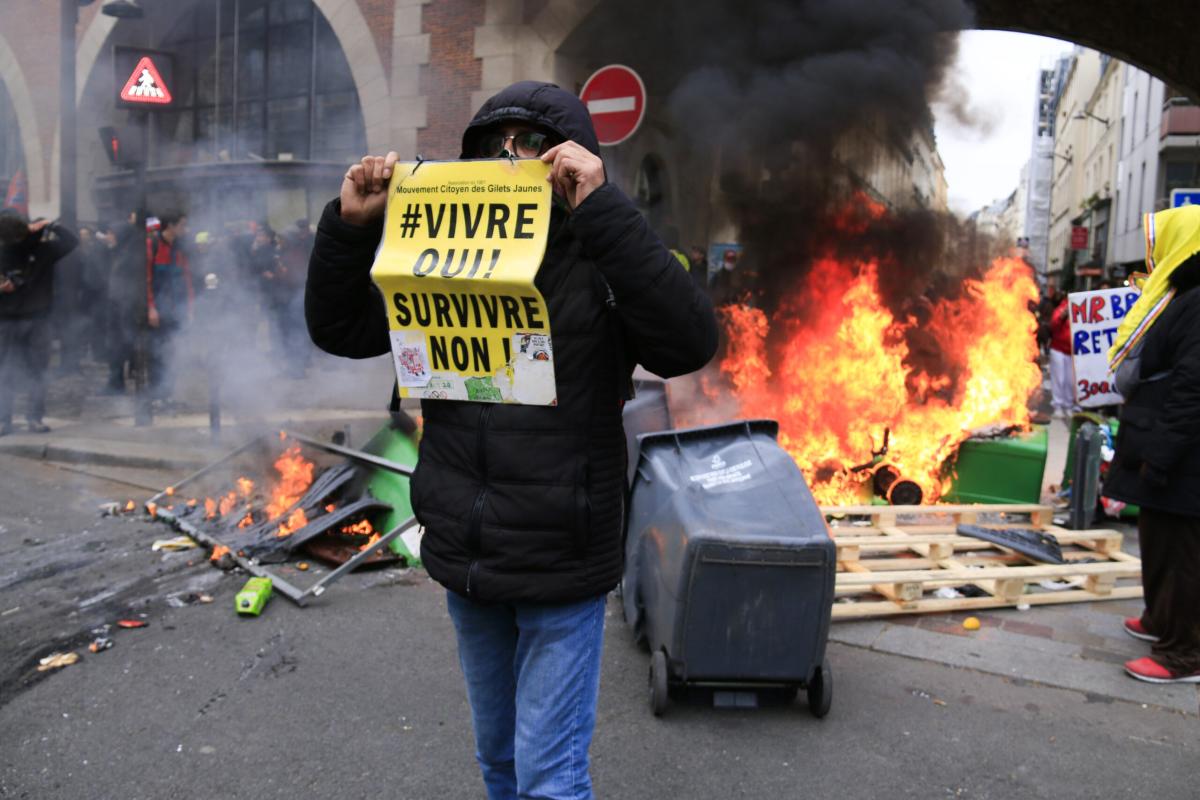 Francia, riforma pensioni: nuove tensioni in corteo Parigi