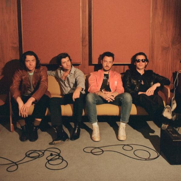 Gli Arctic Monkeys tornano in Italia, svelate le date: il 15 luglio a Milano, il 16 luglio a Roma.