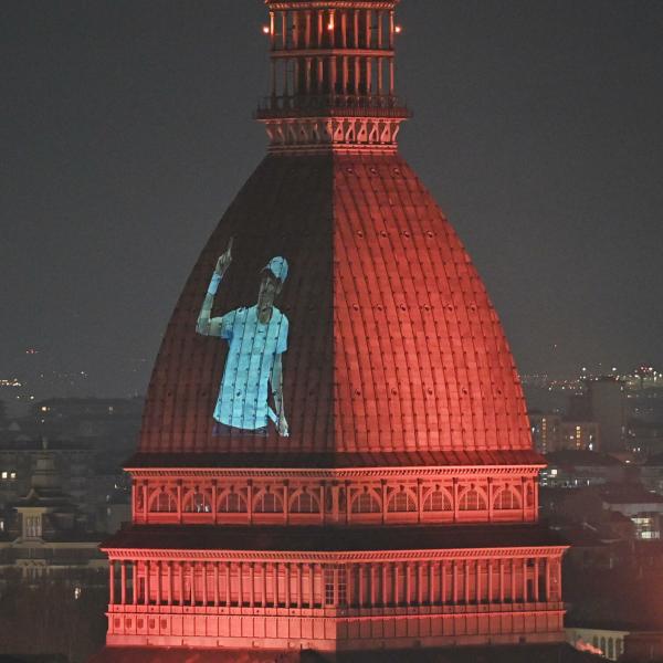 Sinner, la Mole Antonelliana si “dipinge” di arancione con la sua immagine | FOTO