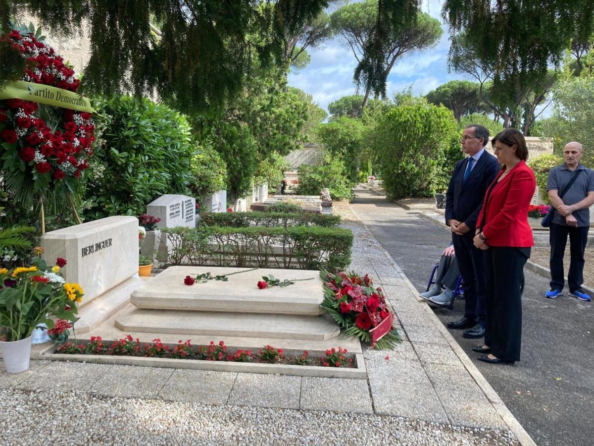 Quarant’anni fa l’addio a Enrico Berlinguer: causa morte, moglie, figli, il rapporto con Almirante, tomba. Ecco chi era lo storico segretario del Partito Comunista