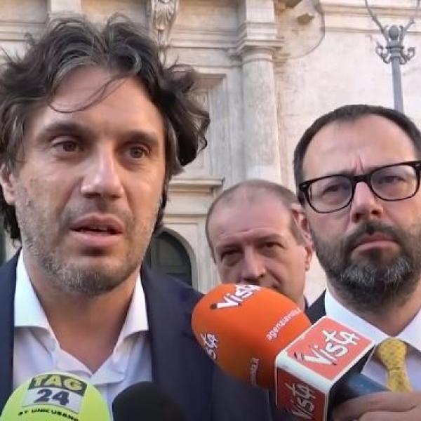 Rissa alla Camera, arrivano le sanzioni di Fontana: 15 giorni di sospensione a Iezzi, 4 a Donno. M5S: “Sanzioni vergognose” | VIDEO