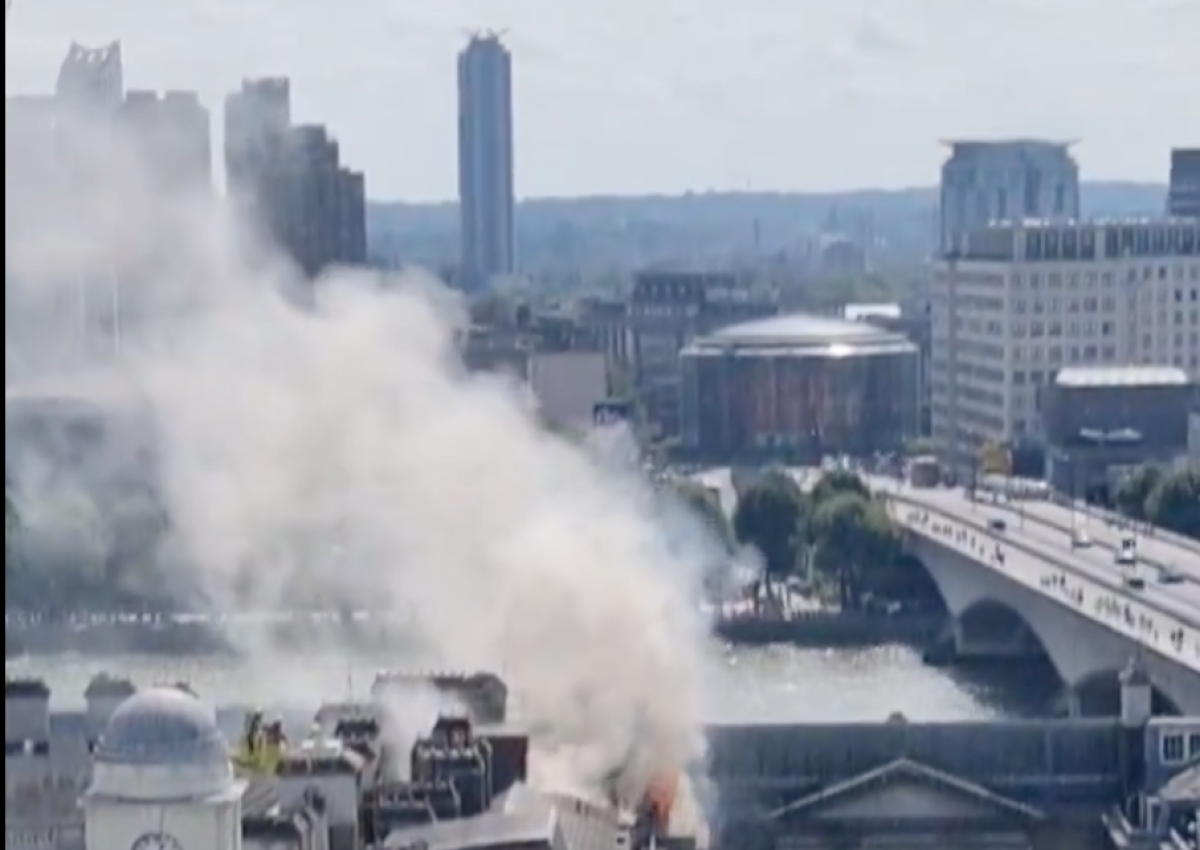 Inghilterra, incendio sul tetto della Somerset House di Londra: mobilitati un centinaio di pompieri | VIDEO